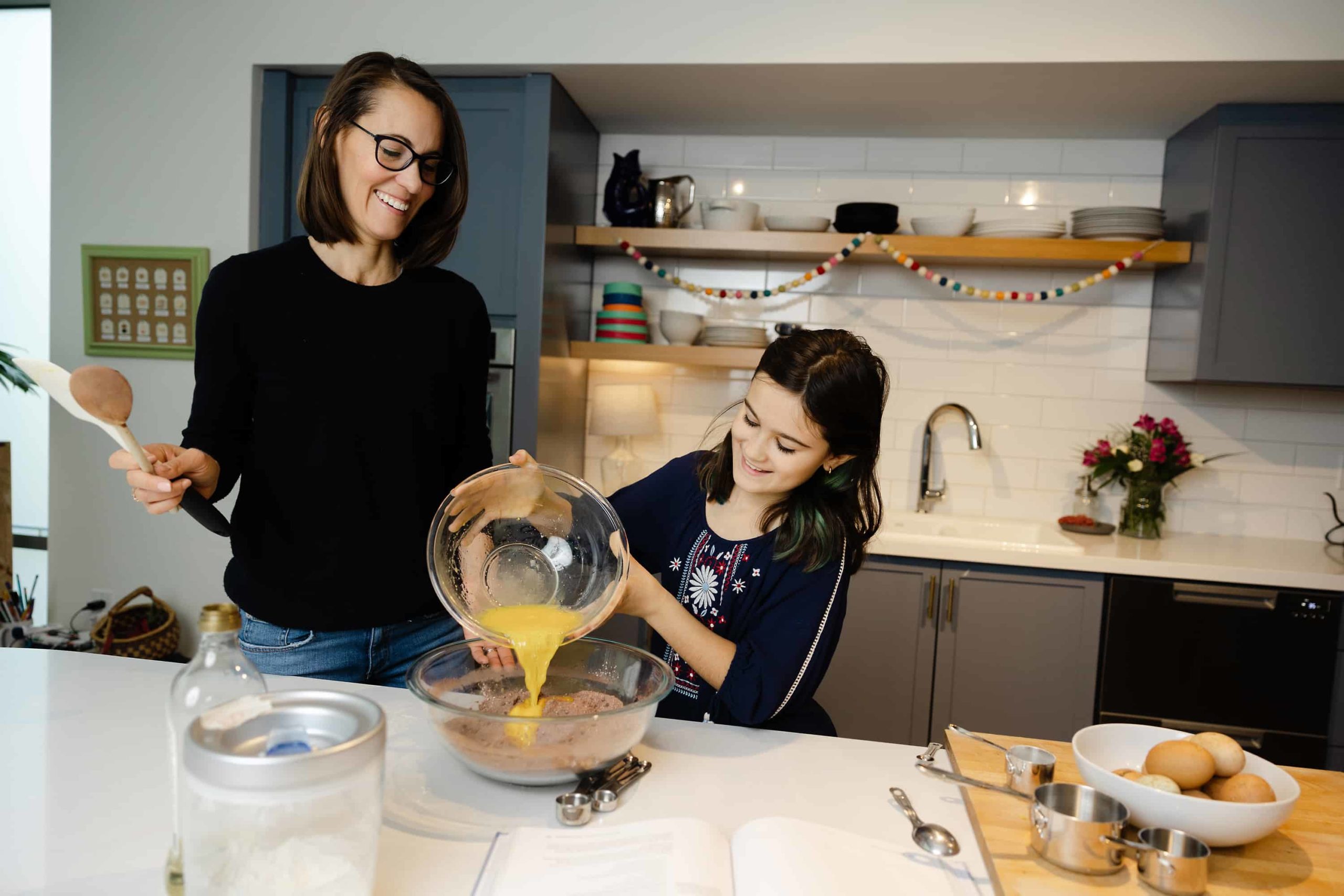 D74A5253 mother and daughter cooking in the kitchen